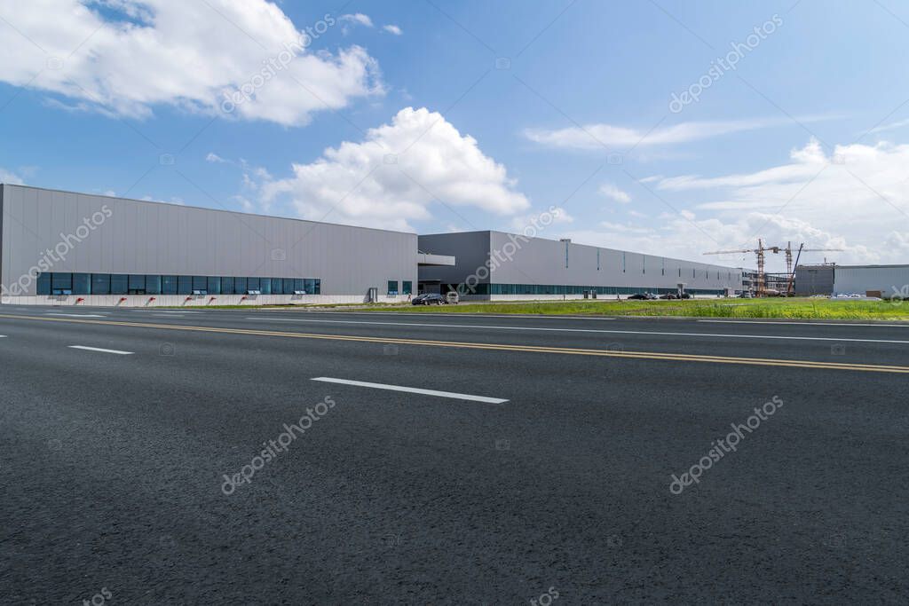 Capannone industriale con ampi spazi interni