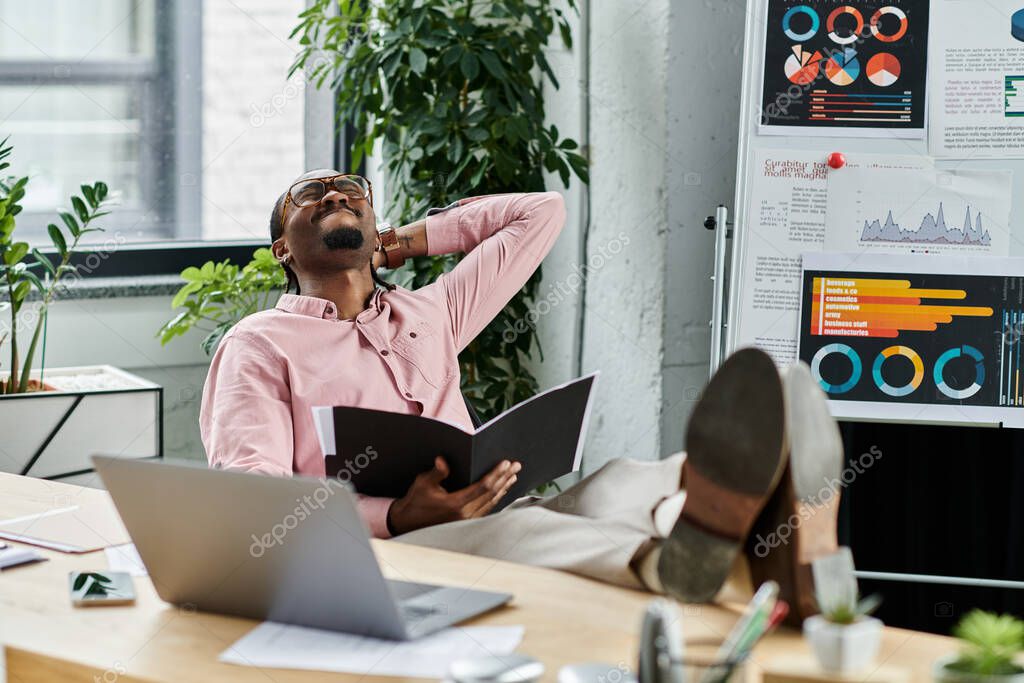 Ufficio moderno con postazioni di lavoro